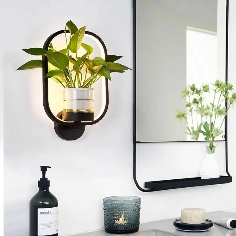 Moderne Wandleuchte mit Pflanzgefäß