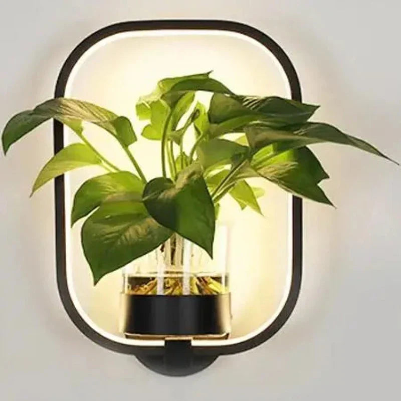 Moderne Wandleuchte mit Pflanzgefäß