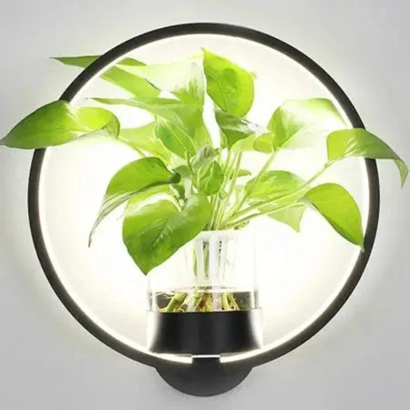 Moderne Wandleuchte mit Pflanzgefäß