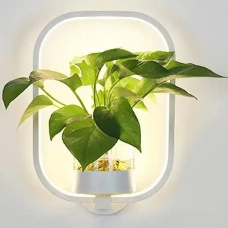Moderne Wandleuchte mit Pflanzgefäß