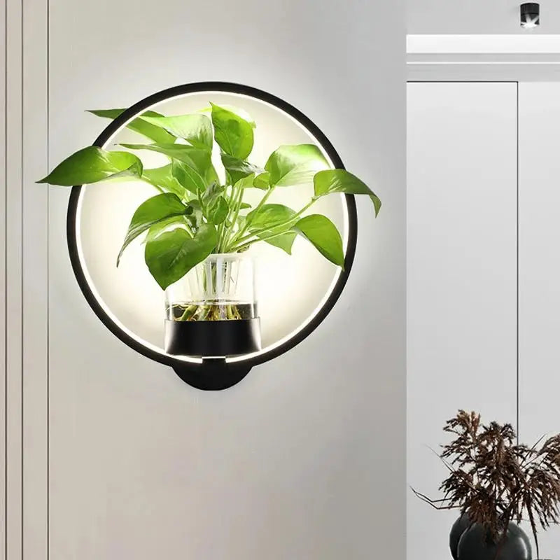 Moderne Wandleuchte mit Pflanzgefäß