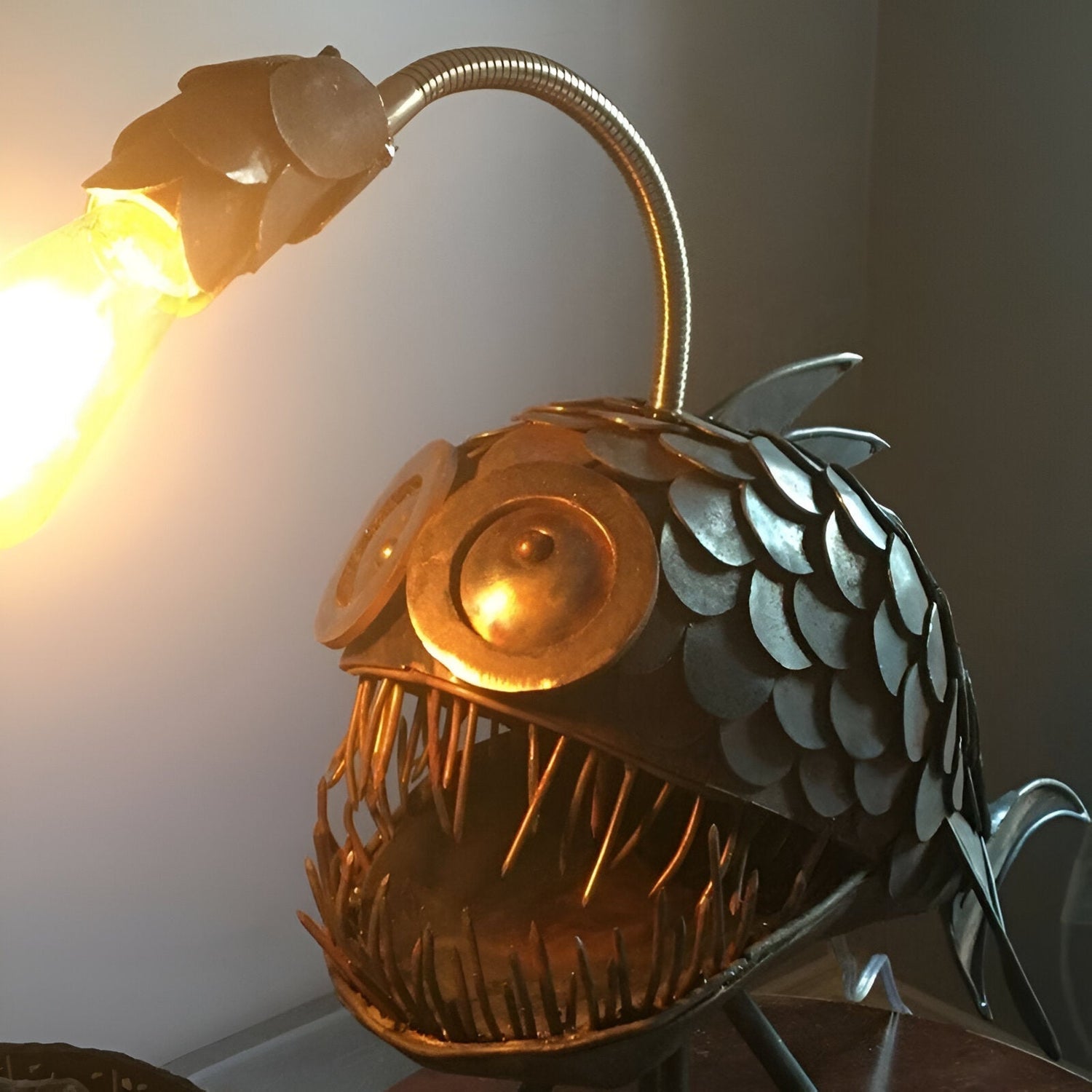 Steampunk Anglerfischlampe – Coole &amp; Ungewöhnliche Stehlampe für Ihr Zuhause