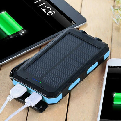 Solar-Powerbank mit Zwei USB-Anschlüssen und LED-Taschenlampe